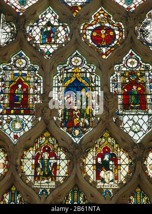 Frühe C-Serie mit Maßwerk und Glas im großen Ostfenster des Heiligtums, Dorchester Abbey, England, Großbritannien. Mitteltafel: St. Birinus predigt zu Cynegils. Stockfoto