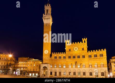 Siena, Piazza del Campo.Nachtblick auf den Turm Mangia.Toskana, Italien. Stockfoto