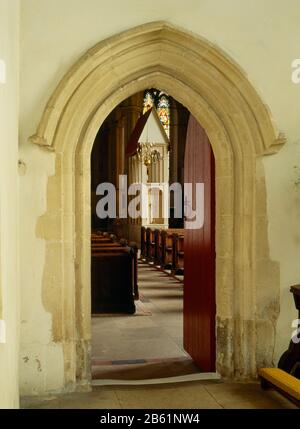 Sehen Sie E von der Volkskapelle in die Lady Chapel der Dorchester Abbey, England, Großbritannien, mit einer Gedenkstätte auf der Grundlage des mittelalterlichen Schreins von St Birinus. Stockfoto