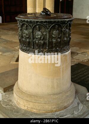 Blick auf die NW einer normannischen Leitschrift (c 1170) in der Volkskapelle (südschiffiger Gang) der Dorchester Abbey, England, Großbritannien, mit Figuren von 11 sitzenden Aposteln. Stockfoto