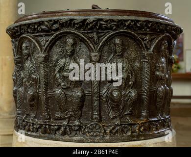 Detail einer normannischen Leitschrift (c 1170) in der Volkskapelle (südschiffiger Gang) der Dorchester Abbey, England, Großbritannien, mit Figuren von 11 sitzenden Aposteln. Stockfoto