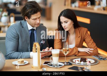 Geschäftsleute, Die ein Meeting Im Café haben Stockfoto