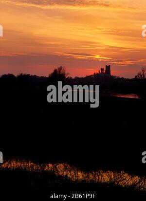 Blick auf den Fluss Great Ouse zur Ely Cathedral, Cambridgeshire, England, Großbritannien, mit der Sonne, die hinter dem Lanterner Turm auf dem berühmten Octagon steht. Stockfoto