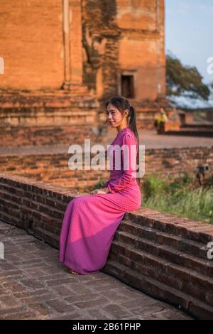 Touristen im Dhammayan Gyi Tempel, Bagan, Myanmar, Asien Stockfoto