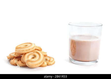 Eine Gruppe hausgemachter Plätzchen und eine Tasse warmes Kakaogetränk. Auf weißem Hintergrund. Stockfoto