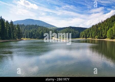 Historischer See in den Karpaten, das Gelände Sinevir. Ukraine. Stockfoto