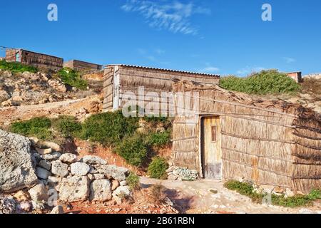 Fischerhütten machten ​​of Strohhalm zum Schutz. Am Ufer des Meeres. Stockfoto