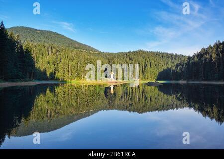 Vulkansee im Karpatengebirge, Dorf Sinevir. Ukraine. Stockfoto