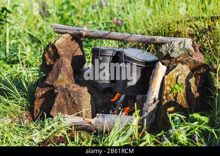 Kochen in einem Topf bei einem Lagerfeuer Stockfoto
