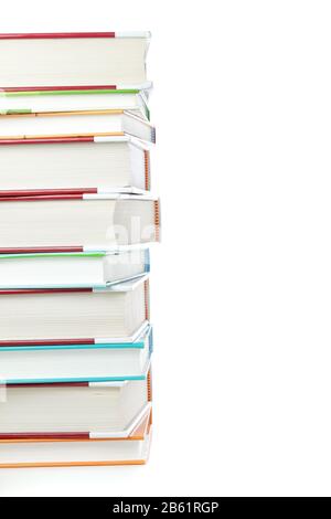 Gruppe von Büchern für die Schule im Stapel. Auf weißem Hintergrund. Stockfoto