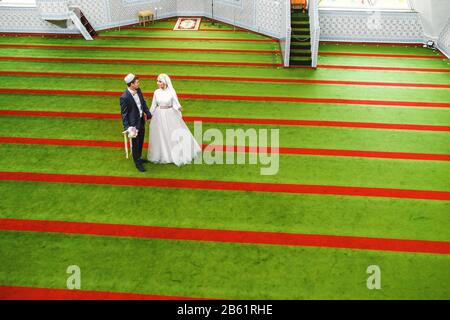 Junge Paare feiern muslimische Ehe in einer Moschee Stockfoto