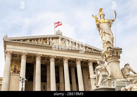 Das historische schöne Gebäude im griechischen Stil des Parlaments in Wien, Österreich Stockfoto