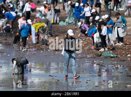 Buenos Aires, Deutschland. September 2019. Freiwillige reinigen einen Abschnitt des Strandes des Rio de la Plata in Buenos Aires während einer Aktion der Botschaft der Europäischen Union in Buenos Aires. Weltweite Nutzung Credit: Dpa / Alamy Live News Stockfoto