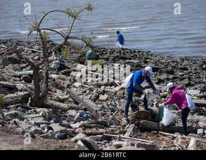 Buenos Aires, Deutschland. September 2019. Freiwillige reinigen einen Abschnitt des Strandes des Rio de la Plata in Buenos Aires während einer Aktion der Botschaft der Europäischen Union in Buenos Aires. Weltweite Nutzung Credit: Dpa / Alamy Live News Stockfoto