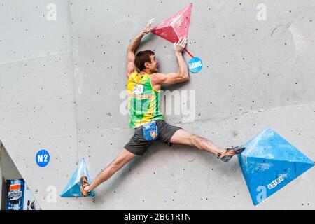 Mai 2017, UFA, RUSSLAND: Der Athlet Mann versucht, das letzte Hook Grip Top in der Kletterwand zu erreichen Stockfoto