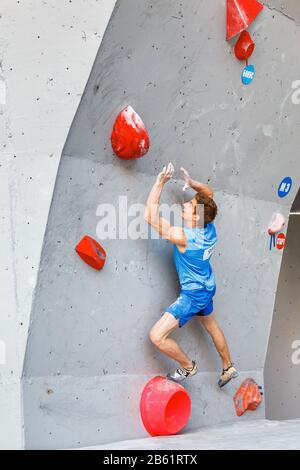 Mai 2017, UFA, RUSSLAND: Der Mensch zeigt unglaubliche Kraft und Technik auf der schwierigen Route an der Boulder- und Kletterwand Stockfoto