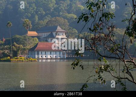 Sri Dalada Maligawa oder der Tempel der Heilig-Zahn-Reliquie ist ein buddhistischer Tempel in der Stadt Kandy in Sri Lanka. Kandy Lake im Vordergrund. Stockfoto