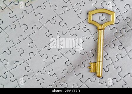 Konzeptbild goldener Schlüssel zum Puzzle. Nahaufnahme. Stockfoto