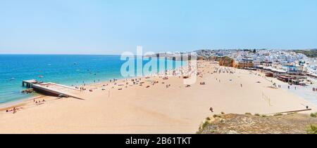 Wunderbares Sommerpanorama von Meer und Strand in Albufeira. Portugal im Sommer. Stockfoto