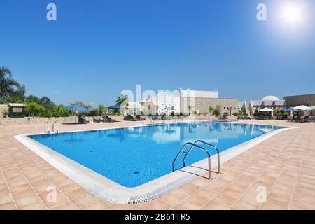 Schöner Pool und Hotel für einen Urlaub mit der Familie. Portugal Algarve. Quinta de Boa Nova. Stockfoto