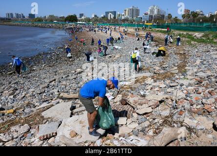 Buenos Aires, Deutschland. September 2019. Freiwillige reinigen einen Abschnitt des Strandes des Rio de la Plata in Buenos Aires während einer Aktion der Botschaft der Europäischen Union in Buenos Aires. Weltweite Nutzung Credit: Dpa / Alamy Live News Stockfoto