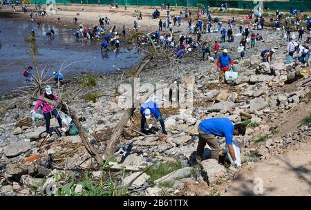 Buenos Aires, Deutschland. September 2019. Freiwillige reinigen einen Abschnitt des Strandes des Rio de la Plata in Buenos Aires während einer Aktion der Botschaft der Europäischen Union in Buenos Aires. Weltweite Nutzung Credit: Dpa / Alamy Live News Stockfoto
