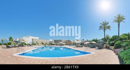 Panorama-Hotel mit Schwimmbad für Urlaub und Erholung. Portugal Algarve. Quinta Vila Boa Nova. Stockfoto