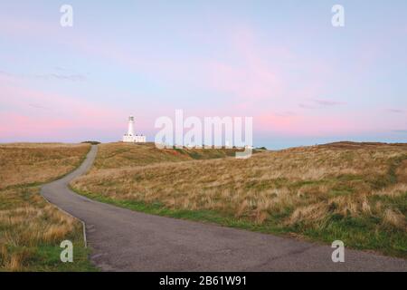 Dämmerung bricht über die Landschaft und die modernen Leuchtturm an einem schönen Herbstmorgen, bei Flamborough, Yorkshire, Großbritannien. Stockfoto