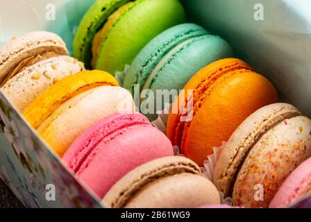 Bunte Makronen mit unterschiedlichem Geschmack in einer Geschenkbox. Makro. Stockfoto