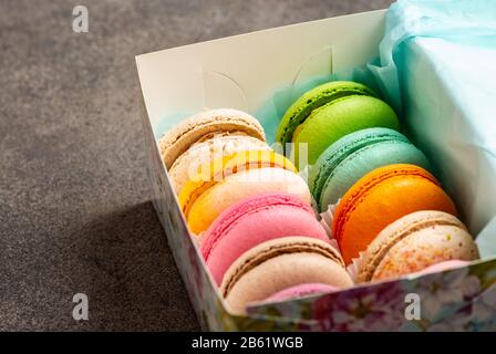 Bunte Makronen mit unterschiedlichem Geschmack in einer Geschenkbox. Nahaufnahme. Platz für Text kopieren. Stockfoto