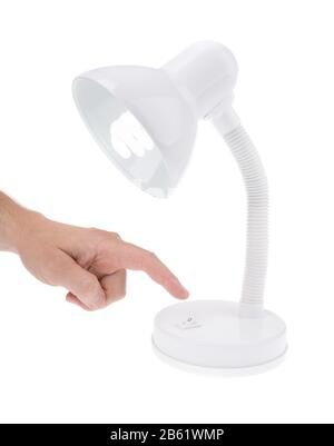 Man gibt die Schreibtischlampe im Büro ab. Auf weißem Hintergrund. Stockfoto