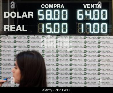 Buenos Aires, Deutschland. Okt 2019. Ein Wechselbüro in Buenos Aires zeigt den Zustand des Dollars nach den Präsidentschaftswahlen. Deviseneinkäufe für Einzelpersonen sind zunächst auf 200 US-Dollar pro Monat beschränkt. Weltweite Nutzung Credit: Dpa / Alamy Live News Stockfoto