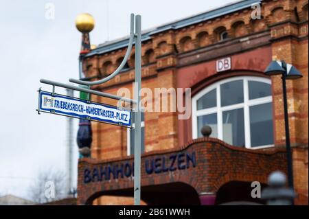 20. Februar 2020, Niedersachsen, Uelzen: Der Bahnhof wurde im Jahr 2000 nach den Plänen des verstorbenen österreichischen Künstlers und Architekten Friedenreich Hundertwasser umgestaltet Foto: Philipp Schulze / dpa Stockfoto