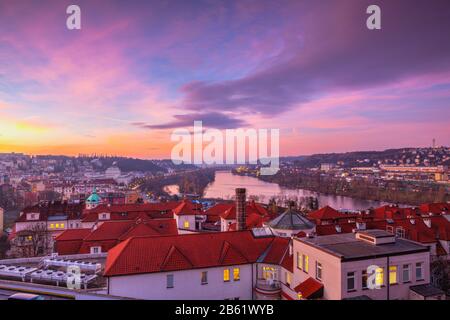 Prag, Tschechische Republic-January 15,2020: Das Institut für die Versorgung von Mutter und Kind in der Pink sunrise, Prag. Das Krankenhaus bietet die komplette Betreuung o Stockfoto