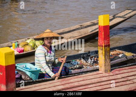 Verkäufer der Souvenirs im Boot, Inle See, Myanmar, Asien Stockfoto