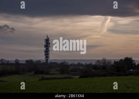 Die Purdown BT Mikrowelle Netzwerk Sender steigt von Parkland im Lockleaze Nachbarschaft von North Bristol. Stockfoto