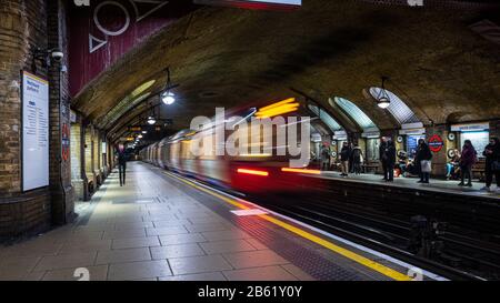 London, England, Großbritannien - 3. März 2020: Pendler warten auf den Bahnsteigen der histoischen Station Baker Street der London Underground als Hammersmith & City Line Stockfoto