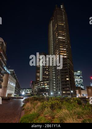 London, England, Großbritannien - 3. März 2020: Shakespeare Tower und andere Apartmentgebäude werden nachts im brutalistischen Barbican Estat der City of London angezündet Stockfoto