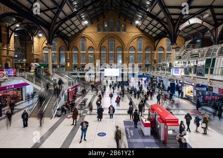 London, England, Großbritannien - 3. März 2020: Pendler gehen durch den Verlauf des Londoner Bahnhofs Liverpool Street. Stockfoto