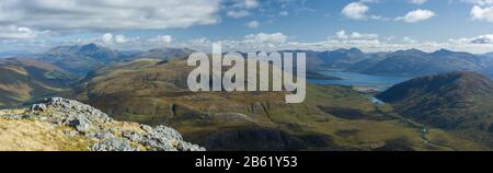 Glen Scaddle und Glen Gour aus Beinn na h-Uamha mit Ben Nevis, den Mamores und Bergen von Glencoe in der Ferne, Ardgour, Schottland Stockfoto