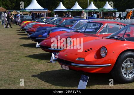 Aufstellung von Ferrari Dino's im Salon Prive, Blenheim Palace August 2018 Stockfoto