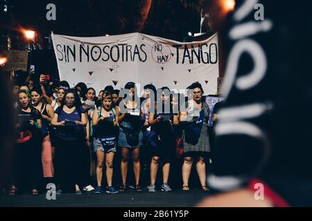 Plakat in der 8M-Protestaktion, auf dem steht: „ohne uns dort Ist nicht Tango' Stockfoto