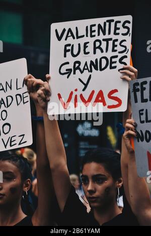 Plakat im 8-Millionen-Protest mit der Aufschrift „mutig, stark, groß und lebendig“ Stockfoto