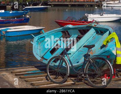 Bari, ITALIEN - 16. FEBRUAR 2020: Vintage-Fahrrad und Holzboot auf der Wasserseite Stockfoto