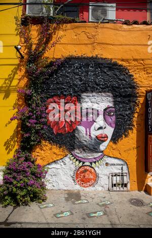 Eines der vielen Häuser in Getsemani mit strret Kunst und Wandmauern, hat die Nachbarschaft viele. Diese zeigt eine junge Frau mit Afro-Frisur. Stockfoto