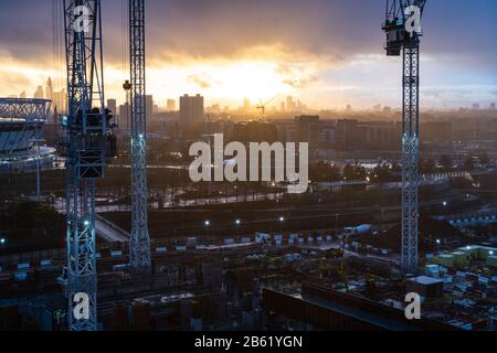 London, England, Großbritannien - 25. Februar 2020: Ein Sturm passiert die Skyline der City of London und East End, während Baustellen die Olympische Stadt füllen Stockfoto