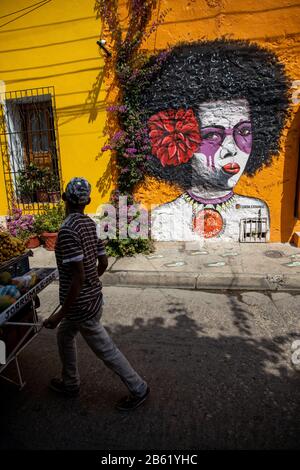 Eines der vielen Häuser in Getsemani mit strret Kunst und Wandmauern, hat die Nachbarschaft viele. Diese zeigt eine junge Frau mit Afro-Frisur. Stockfoto