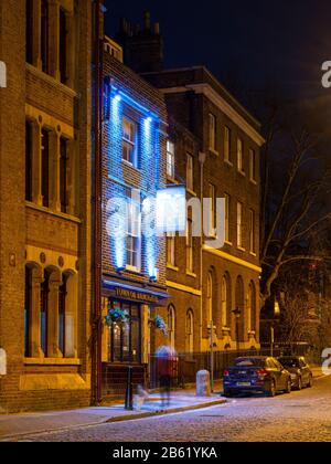 London, England, Großbritannien - 17. Januar 2020: Die Town of Ramsgate, ein traditionelles Pub am Flussufer des East End, wird nachts auf der gepflasterten "Wapping High Street" beleuchtet Stockfoto
