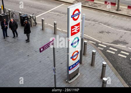 London, England, Großbritannien - 17. Januar 2020: Ein Totem-Schild auf einer Straße vor der Stratford Station verbietet den Transport nach London und zum Nationalbahntransi Stockfoto