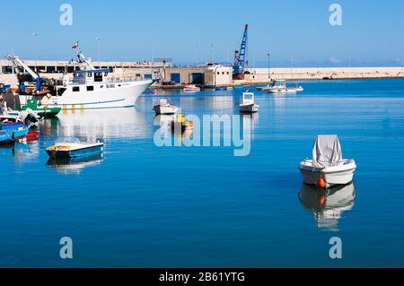 Bari, ITALIEN - 16. FEBRUAR 2020: Boote auf dem Wasser im Fischerhafen von bari, apulien Stockfoto